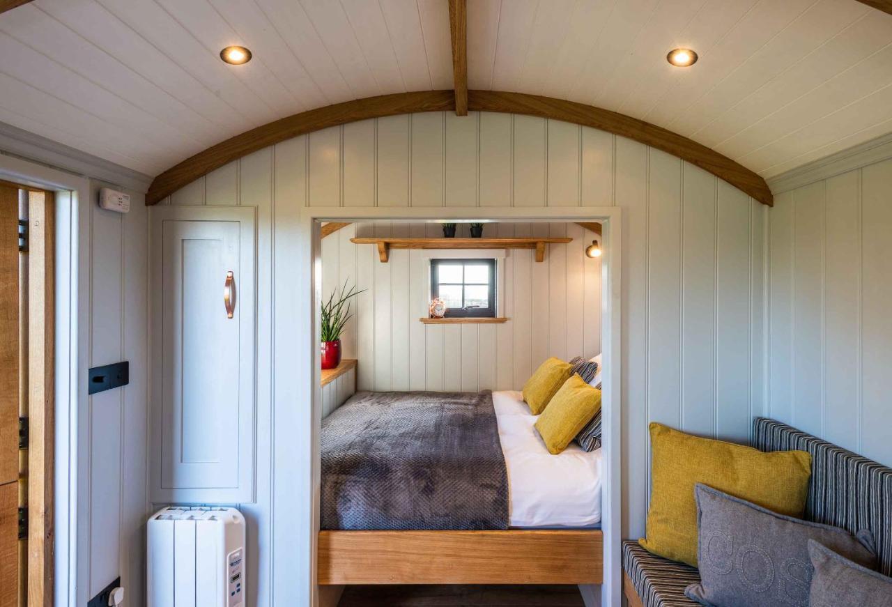Monkwood Shepherds Hut - Ockeridge Rural Retreats وورسيستير المظهر الخارجي الصورة