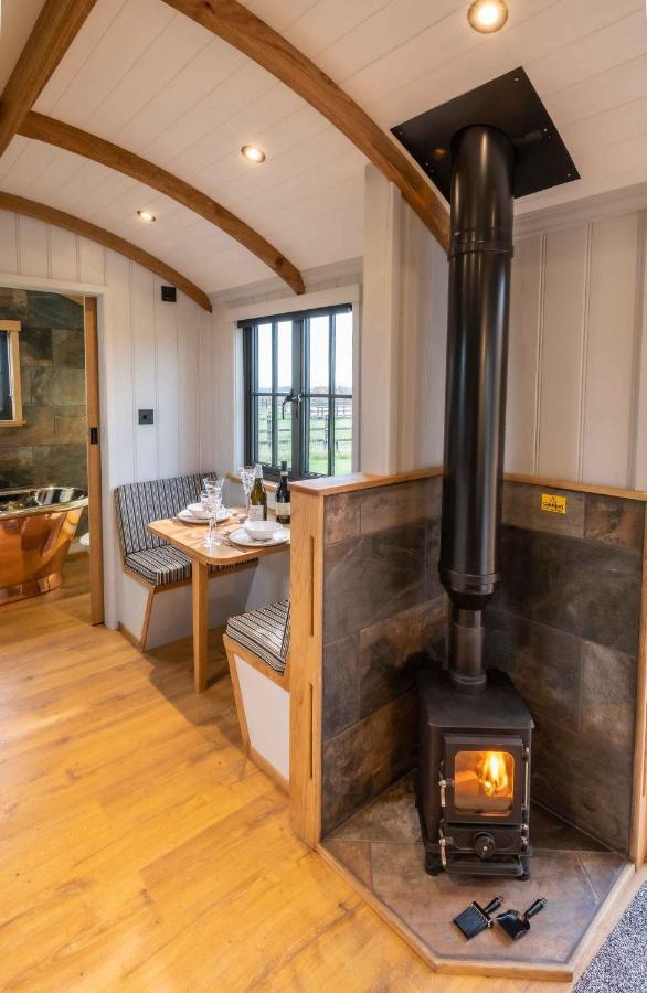 Monkwood Shepherds Hut - Ockeridge Rural Retreats وورسيستير المظهر الخارجي الصورة